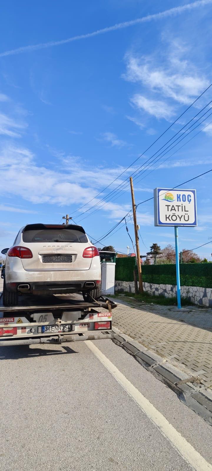 İstanbul Avrupa Yakası Çekici için Sahil yolunda SUV taşıyan UK Çekici aracı